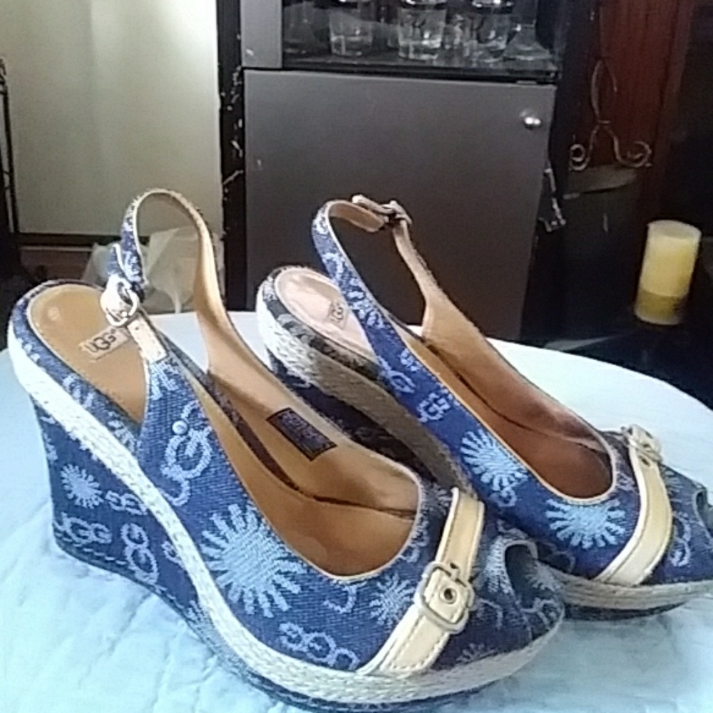 UGGS WEDGE HEEL SHOES SIZE 10 drop price